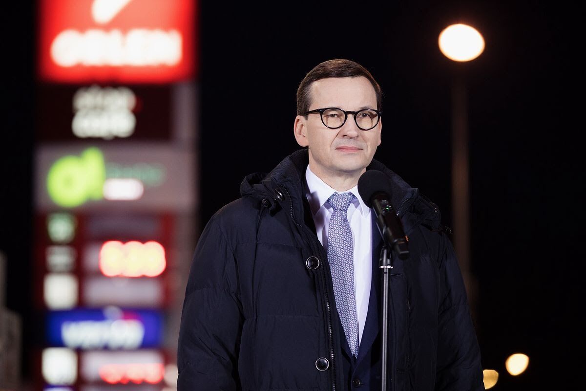 Premier o cenach paliw: "nie ma co szukać dziury w całym"