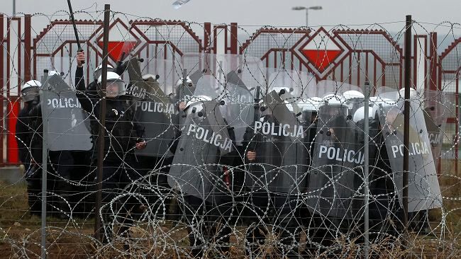 Policja: Siedmioro policjantów rannych po zajściach w Kuźnicy. Poszkodowany też żołnierz i strażniczka