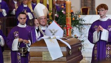 Premier: Hoser nigdy nie zrezygnował z dążenia do prawdy. W piątek odbył się pogrzeb arcybiskupa