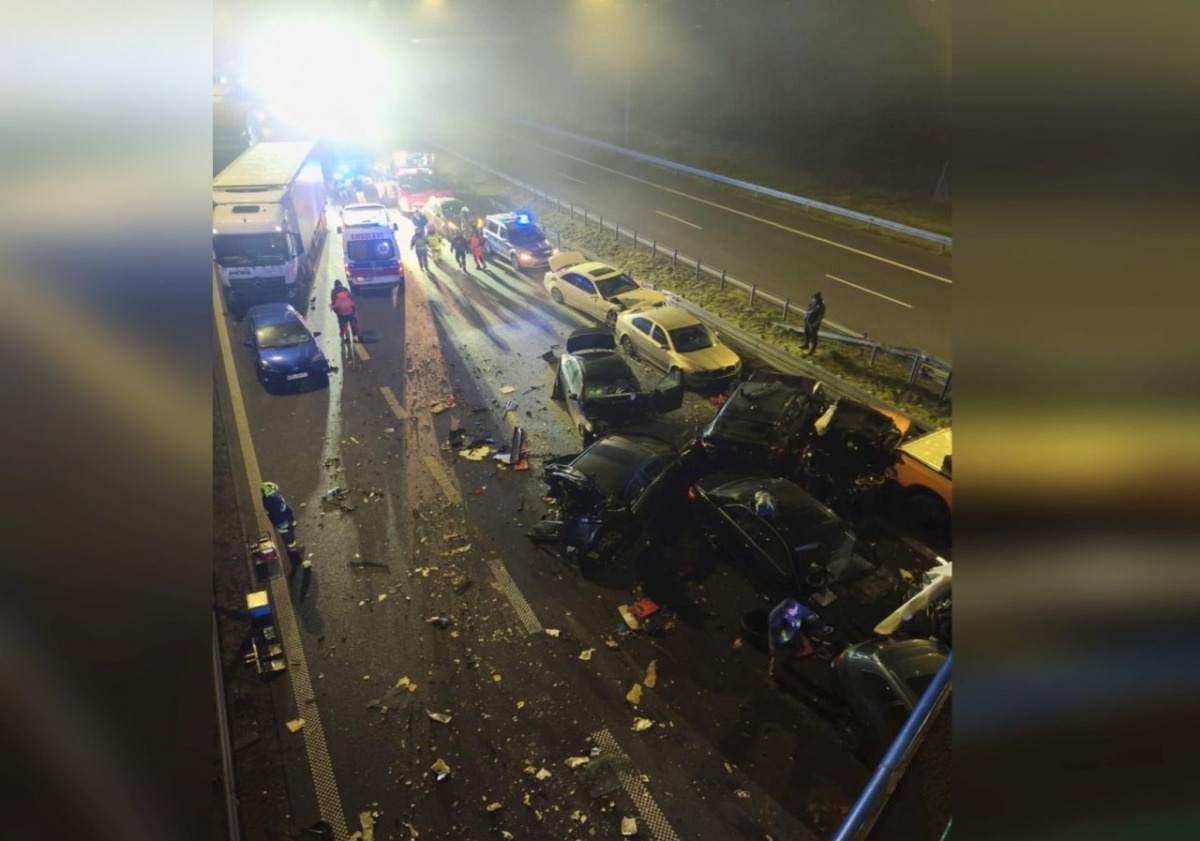 26 samochodów rozbitych, 10 osób rannych. Karambol na S19