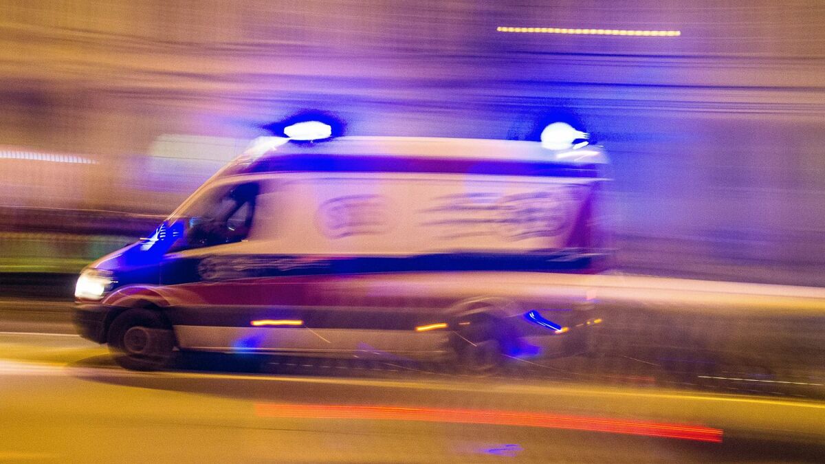 Podczas policyjnego pościgu auto uderzyło w drzewo. Siedmioro dzieci w szpitalu