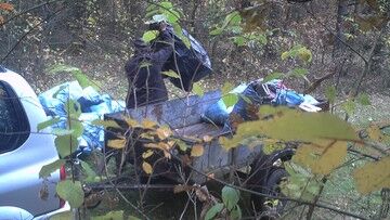 Warmińsko-Mazurskie. Zrobił remont, śmieci wyrzucił do lasu. Wpadł w fotopułapkę