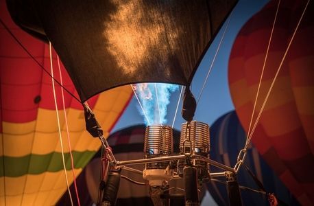 Balon zahaczył o linię wysokiego napięcia. 4 osoby zginęły