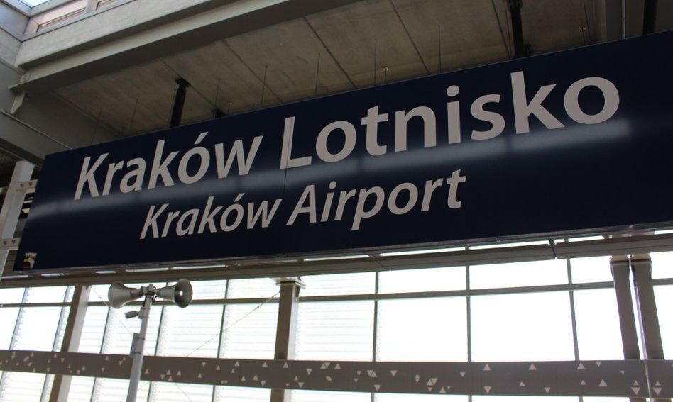 Pasażerowie przylatujący do Polski powinni wypełnić elektroniczną kartę lokalizacji podróżnego