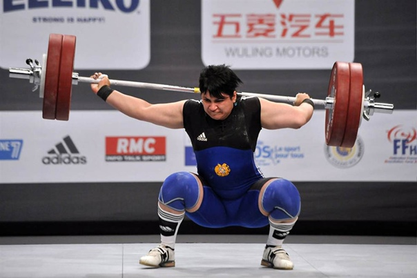 "Kobieta od garów". Krystyna dźwiga ciężary i bije rekordy. Bardzo pozytywna historia z otchłani czasu.