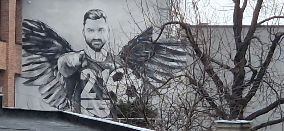 Co to za piłkarz na muralu?