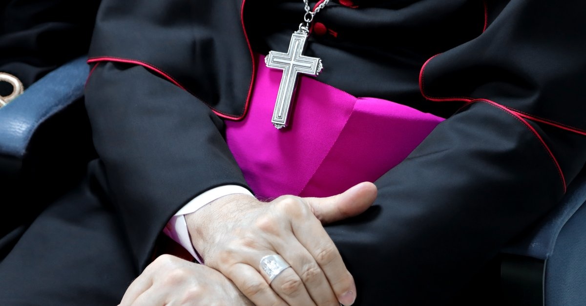 Biskup oskarżony o pedofilię wyskoczył z okna