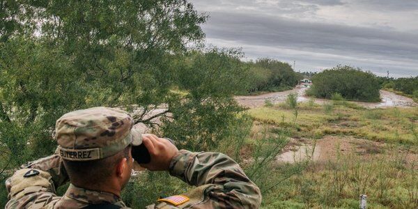 Meksyk: 600 migrantów ukrytych w dwóch ciężarówkach