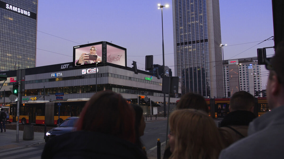 Samsung rozpoczął pierwszą kampanię 3D DOOH w Polsce. Żabson nowym ambasadorem marki