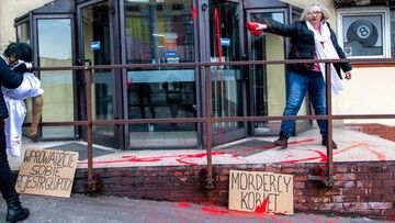 Marta Lempart oblała farbą drzwi do siedziby PiS. Pokłóciła się z panią sprzątającą