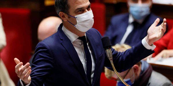 Francja: Trzecia dawka będzie warunkiem dostępu do restauracji i kin