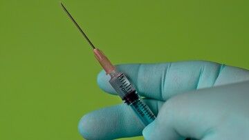 Pandemia. "Zwolnienie niezaszczepionego przeciw COVID-19 medyka o wąskiej specjalizacji to paraliż"