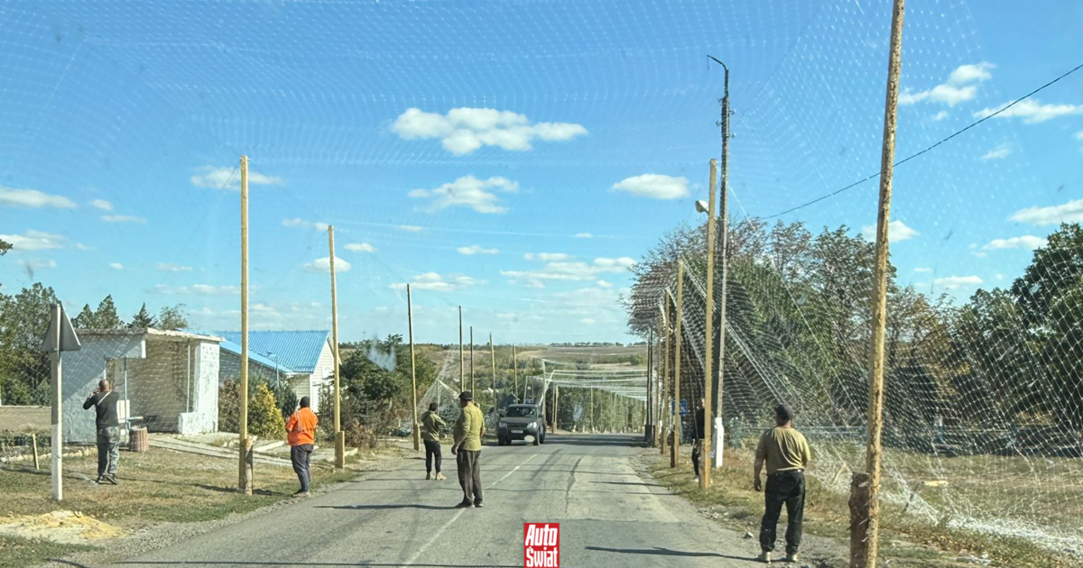 Kilometry sieci rybackich nad drogami. Tak się dziś jeździ w Ukrainie