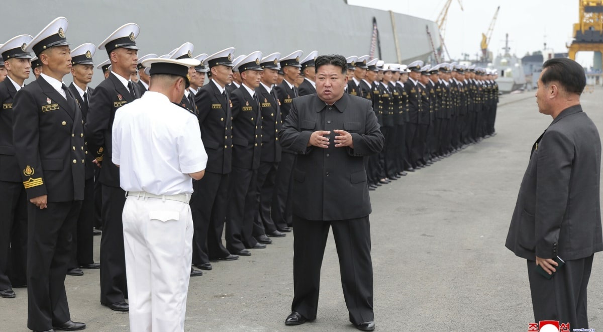 Nowy niszczyciel oczkiem w głowie Kima. Ten grozi arsenałem nuklearnym i wojną