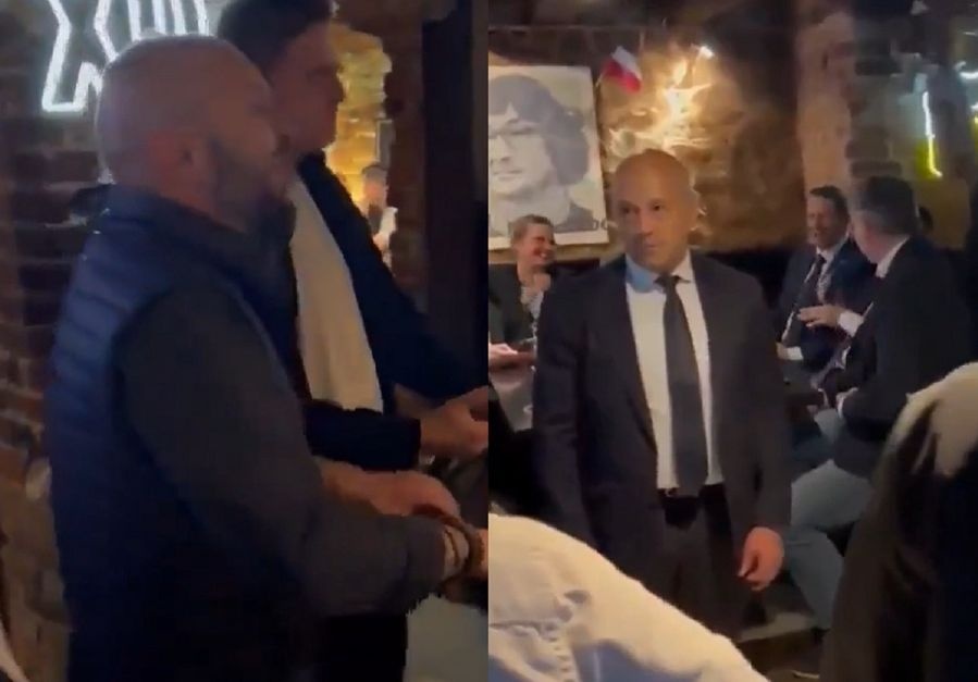 "Śpiewał" Trzaskowskiemu w pubie Mentzena. Ujawniają kim jest