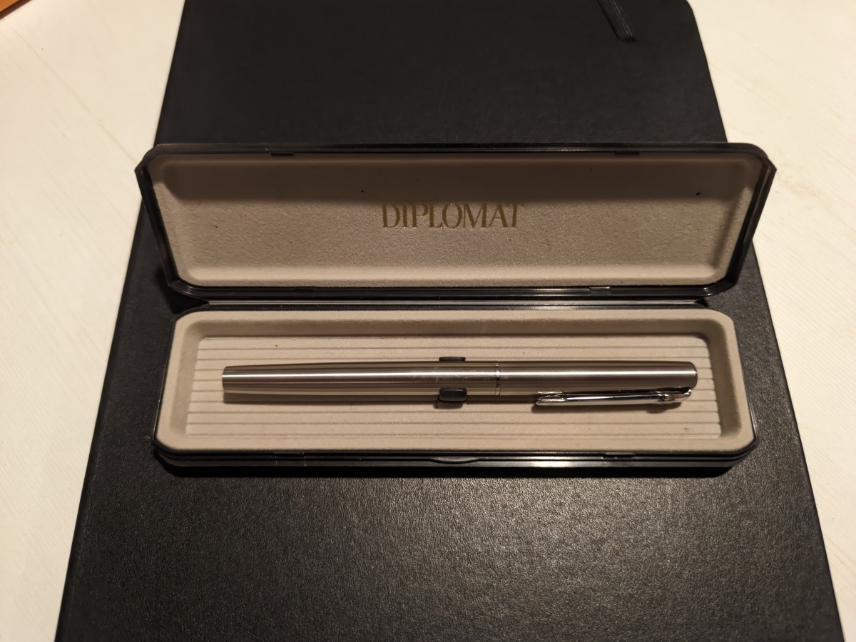 Encyklopedia Piór Wiecznych - D jak Diplomat