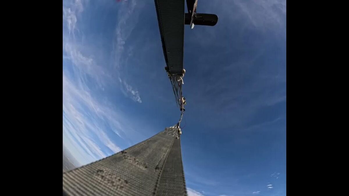 Proces otwarcia spadochronu wojskowego