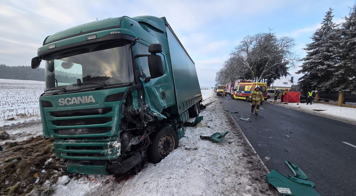 Ciężarówka zderzyła się z osobówką. Nie żyją mama i córka