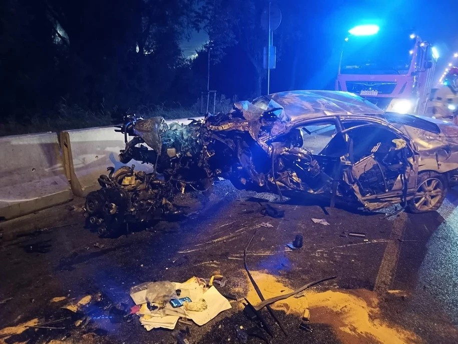 Czterech nastolatków w szpitalu po dachowaniu. Auto w strzępach