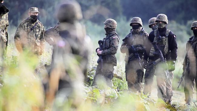 Wojsko odgrodziło obozowisko migrantów, jest policja. "Pilnują strumyka, którego 'nie wolno przekraczać'"