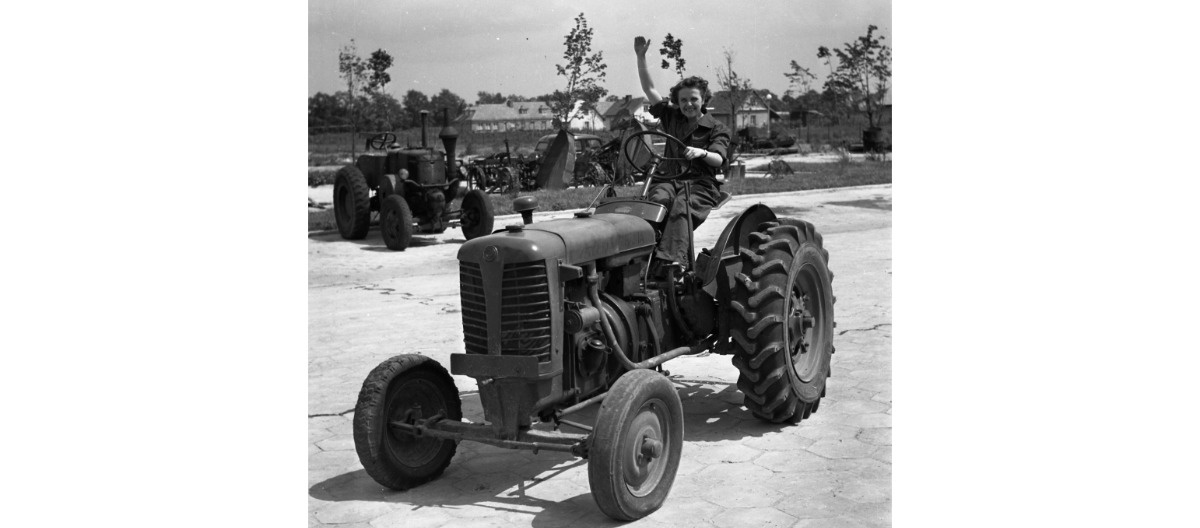Historia jednej fotografii z Bazy Zdjęć PAP: od traktorów do parasolek – Polki walczą o swoje prawa