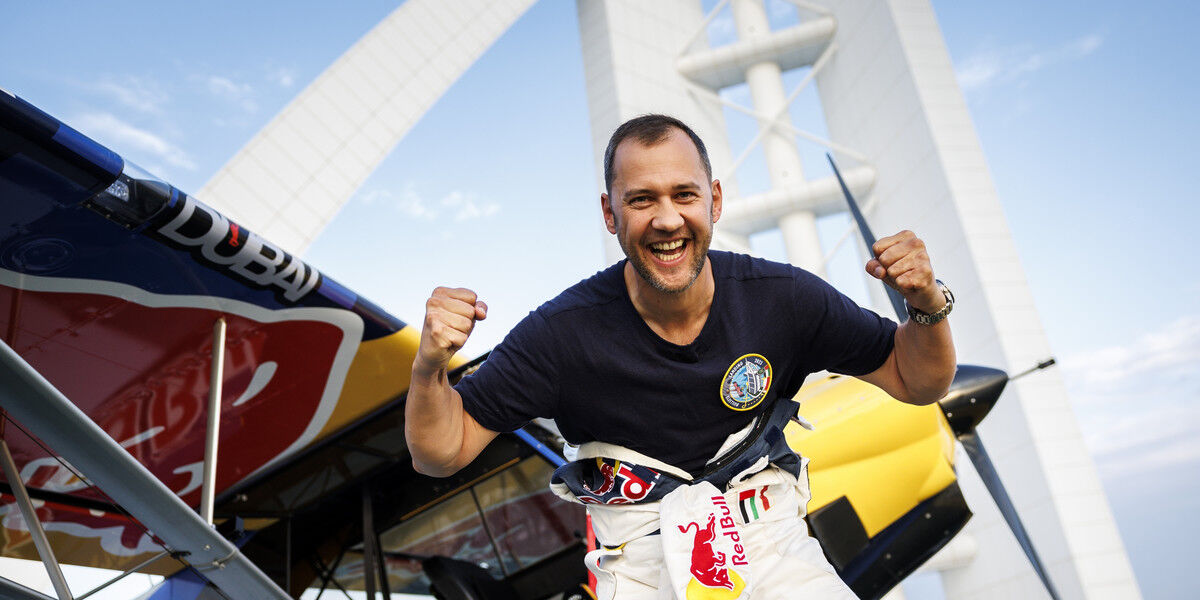 Łukasz Czepiela wylądował samolotem na szczycie wieżowca w Dubaju!