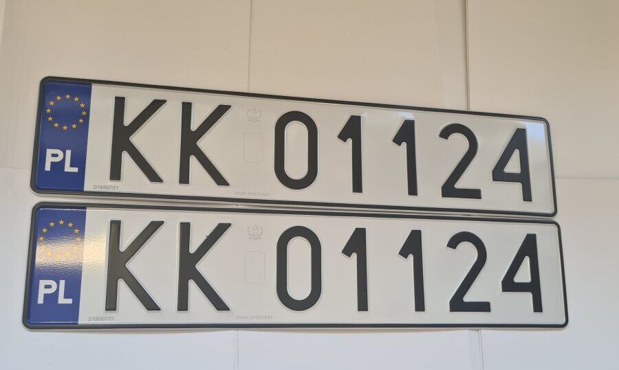 Nowe tablice rejestracyjne w Krakowie. KK zastępuje KR