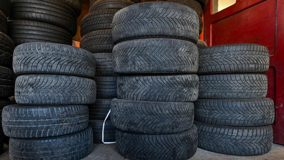 "Plaga" w powiecie radomskim. Ktoś masowo porzuca przy drogach stare opony