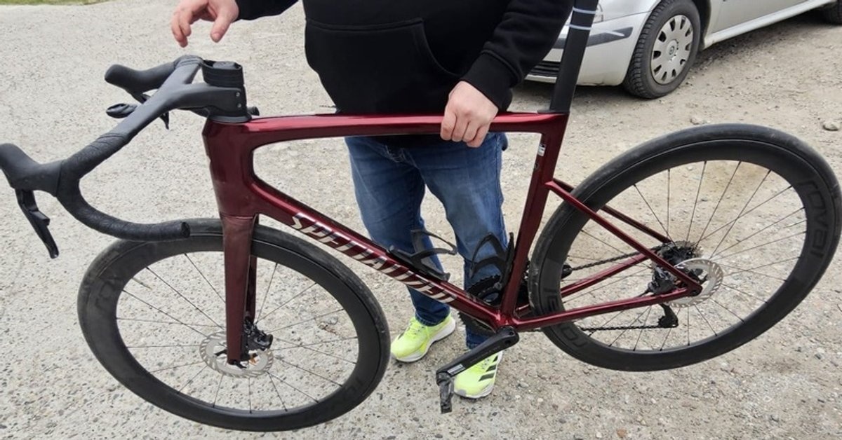 Pościg za złodziejem podczas wyścigu kolarskiego. Wyprzedził peleton