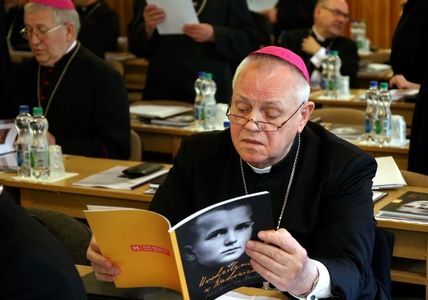 Zaniedbania bp. Kiernikowskiego. Hierarcha rezygnuje