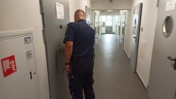 Będzin. 37-letni mężczyzna napadł na 13-latkę. Pogryzł ją i okradł
