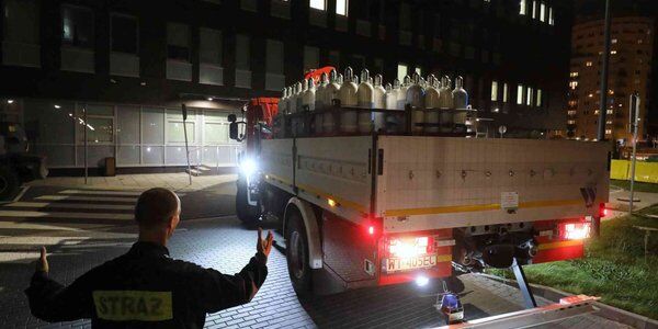 Warszawa: Straż dostarczała do szpitala butle z tlenem