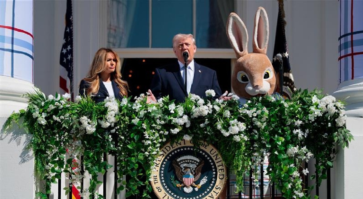 Trump mówił o wojnie w Iranie, obok stał gigantyczny zając.