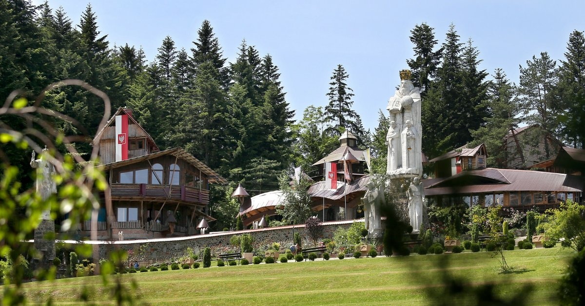 Tajemniczy biznes księdza Natanka. Setki ludzi wpłacają pieniądze