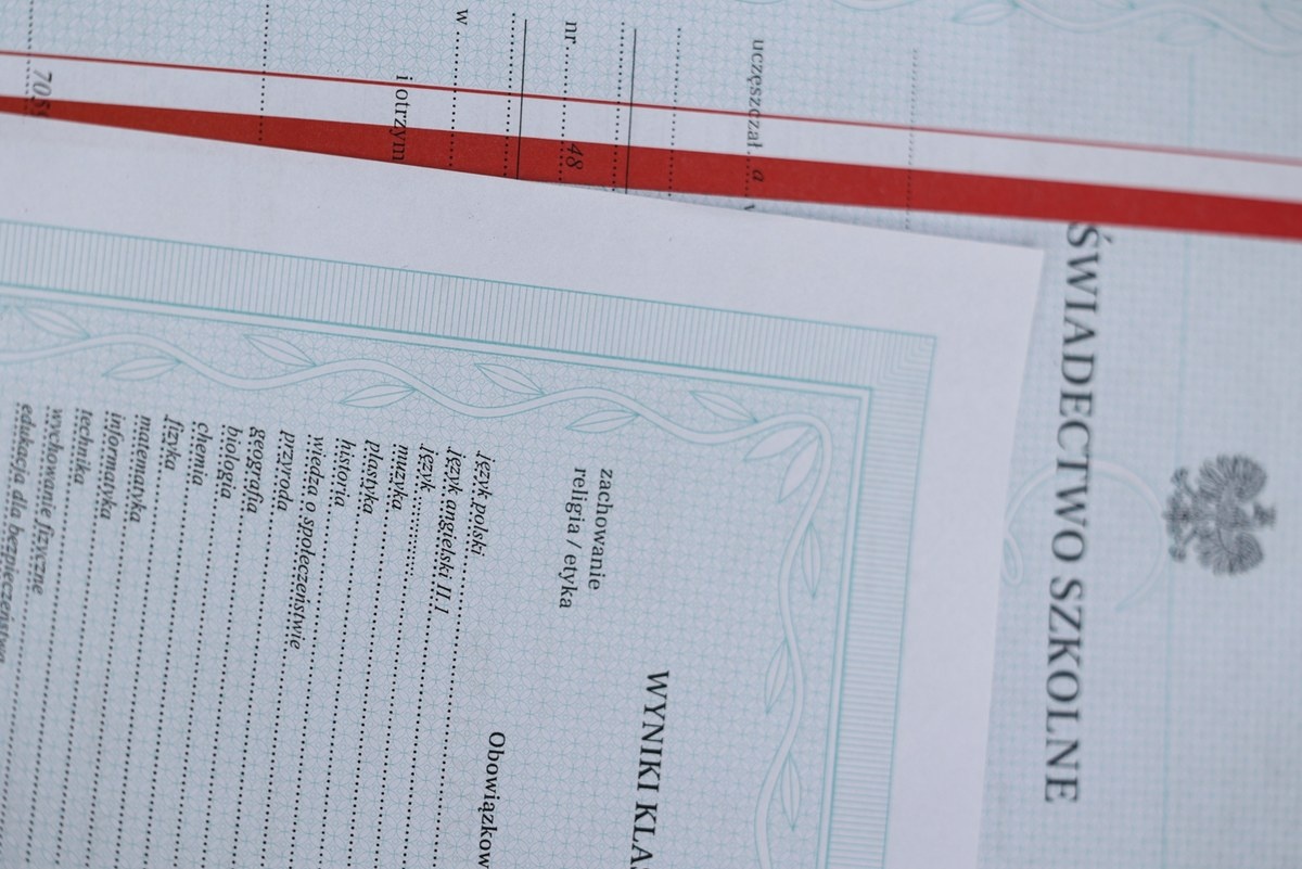 Uczniom wręczono błędne świadectwa. Pilny komunikat MEN