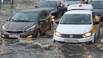 "Superulewa" w Moskwie. Ludzie pływali po ulicach...wpław