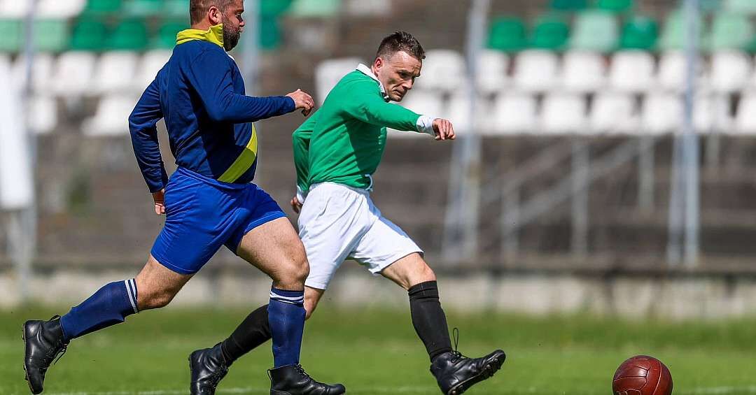 Trzewiki, stroje z epoki, piłka jak kamień. W Retro Lidze nie ma miękkiej gry