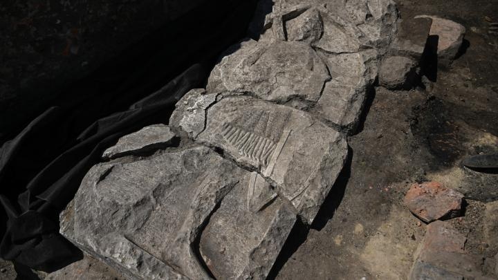 Gdańsk/ W centrum miasta odkryto płytę przedstawiającą rycerza z XIII w.