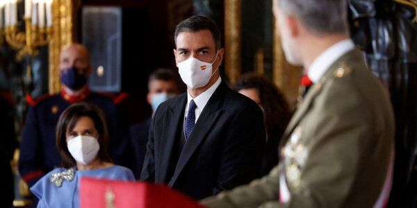 "El Pais": Hiszpania zacznie traktować COVID jak grypę. Koniec masowych testów