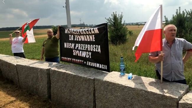 Narodowcy w Jedwabnem w 80. rocznicę pogromu Żydów. Ks. Lemański: Raczej szukali zaczepki, niż upamiętnienia tych ludzi