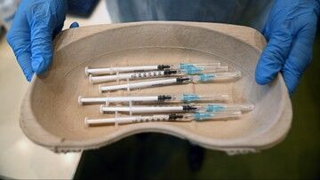 Koronawirus. Naukowcy: szczepionka firmy Pfizer jest mniej skuteczna na wariant Omicron
