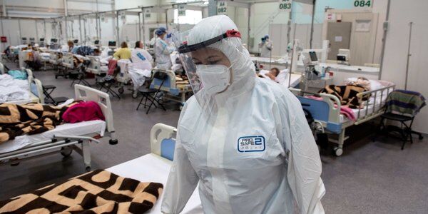 Koronawirus, fala nr 4: „PiS wie, że Polacy nie chcą myśleć o ofiarach i wie, że umarli nie głosują”