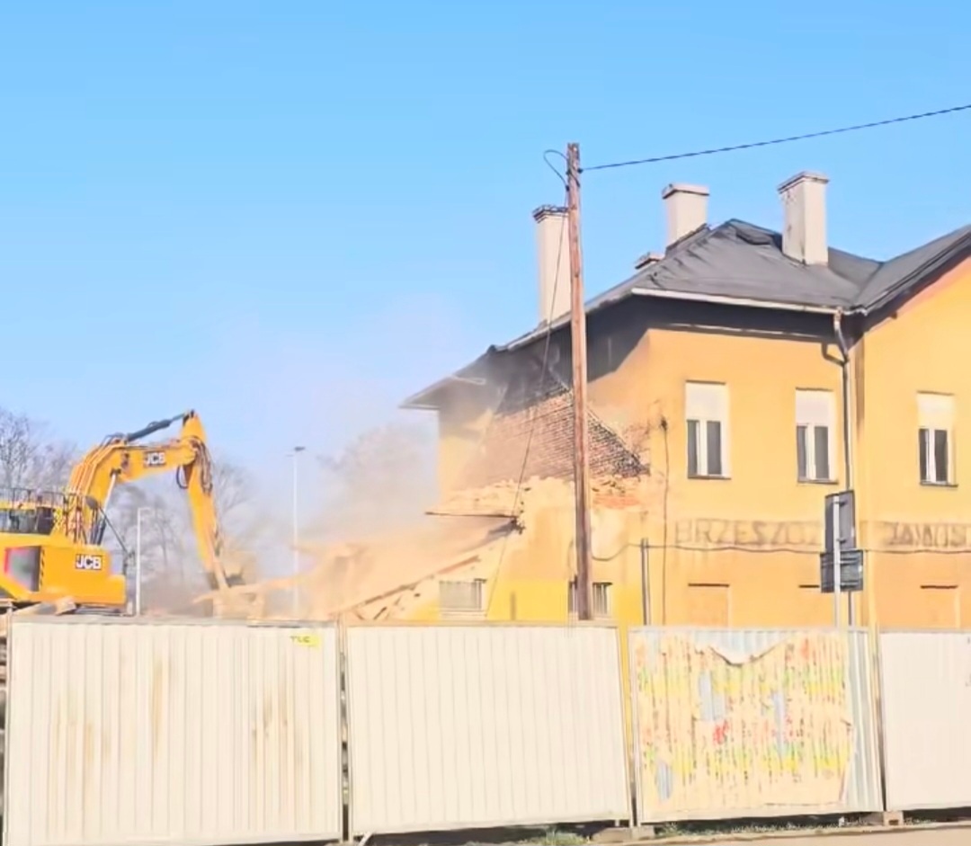 ce02a660-df1a-4e5d-89a6-1699a50271f2