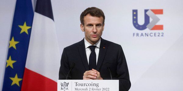 Macron przed wizytą w Moskwie: Musimy rozumieć współczesne traumy Rosji