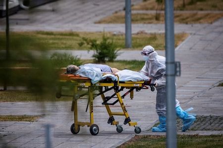 Rosja: Chaotyczna walka z trzecią falą pandemii