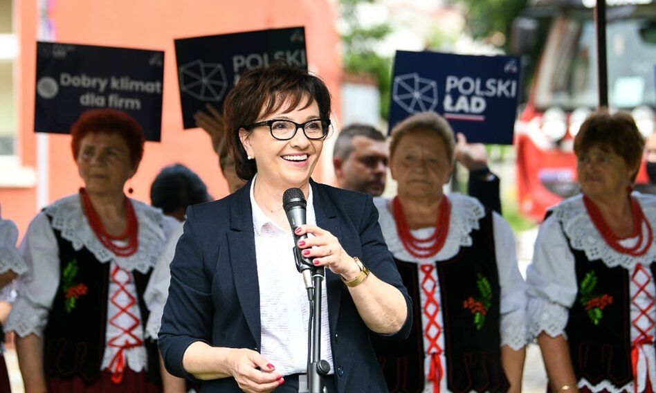"Bierzecie 500+ i narzekacie". Mocne słowa marszałek Sejmu do wyborców