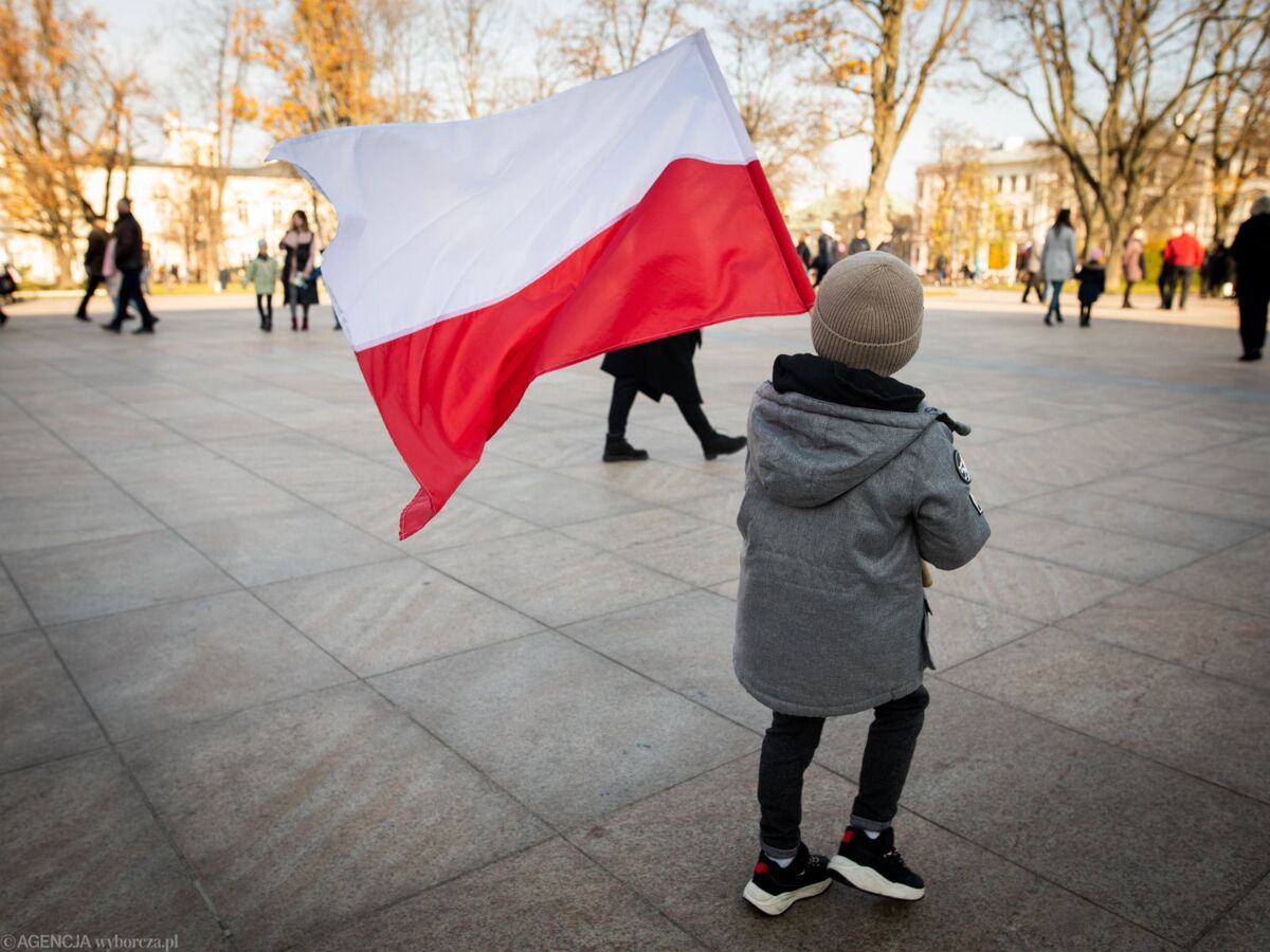 Tego nie wolno robić z polską flagą. Pięć błędów, za które można dostać co najmniej grzywnę
