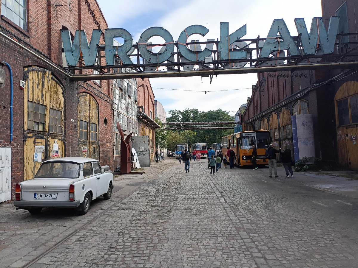 ef470653-4972-4887-8c75-1b43dc52b94b