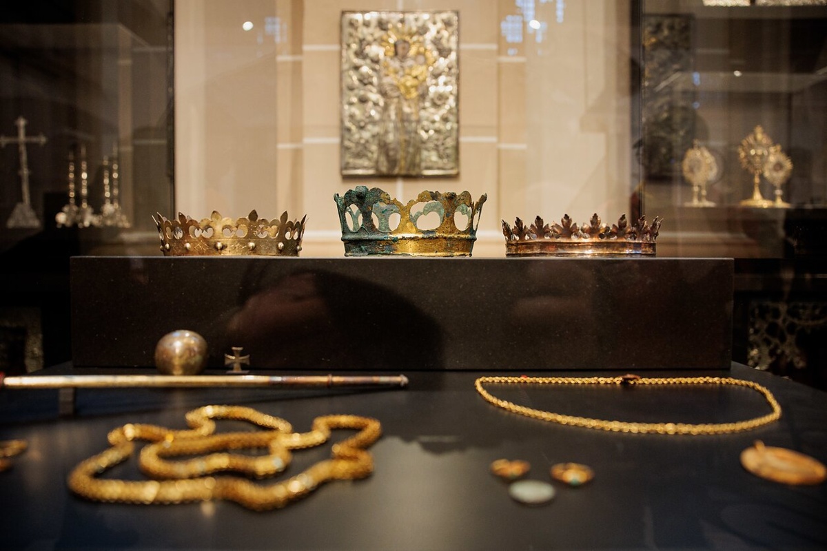 Korony grobowe Aleksandra, Elżbiety i Barbary znalezione w kryptach katedry wileńskiej