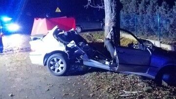 Łódzkie. Nie żyje 24-letni kierowca bmw. Uderzył w drzewo